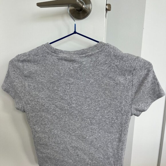 Aritzia TNA Crop Grey T-Shirt - Size Medium - Picture 4 of 7